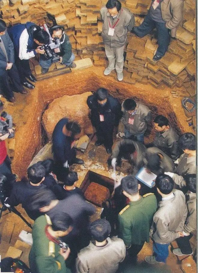倒塌隐藏千年的秘密浮出水面比传说更吸引人pg电子模拟器免费版1924年雷峰塔轰然(图2)